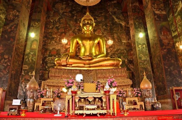 Phra Si Sakkaya Muneet enshined inside the vihara