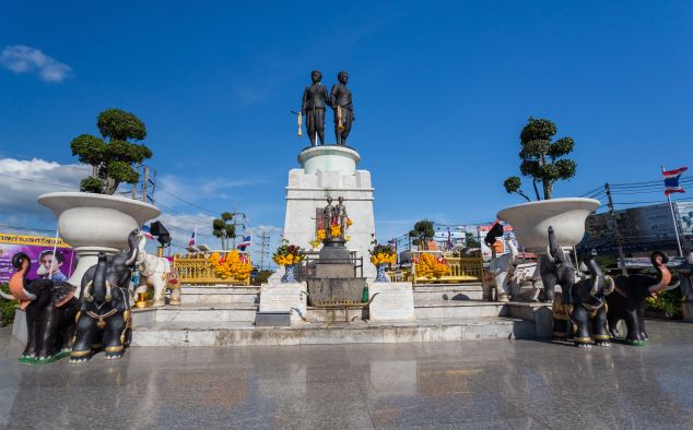 Things to Do in Phuket - worship Two Heroines Monument