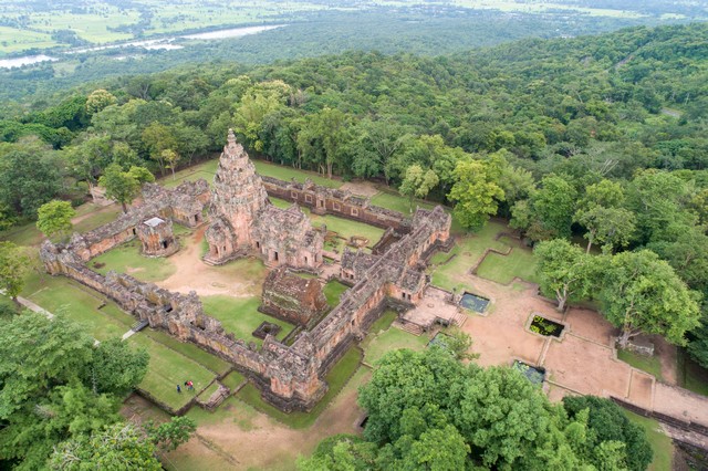 Phanom Rung is a Hindu Khmer temple complex